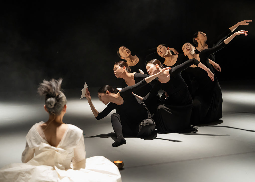 Jin-sirl Suh (singer) with 99 Art Company in “Abyss.” Photograph by Ikin Yum