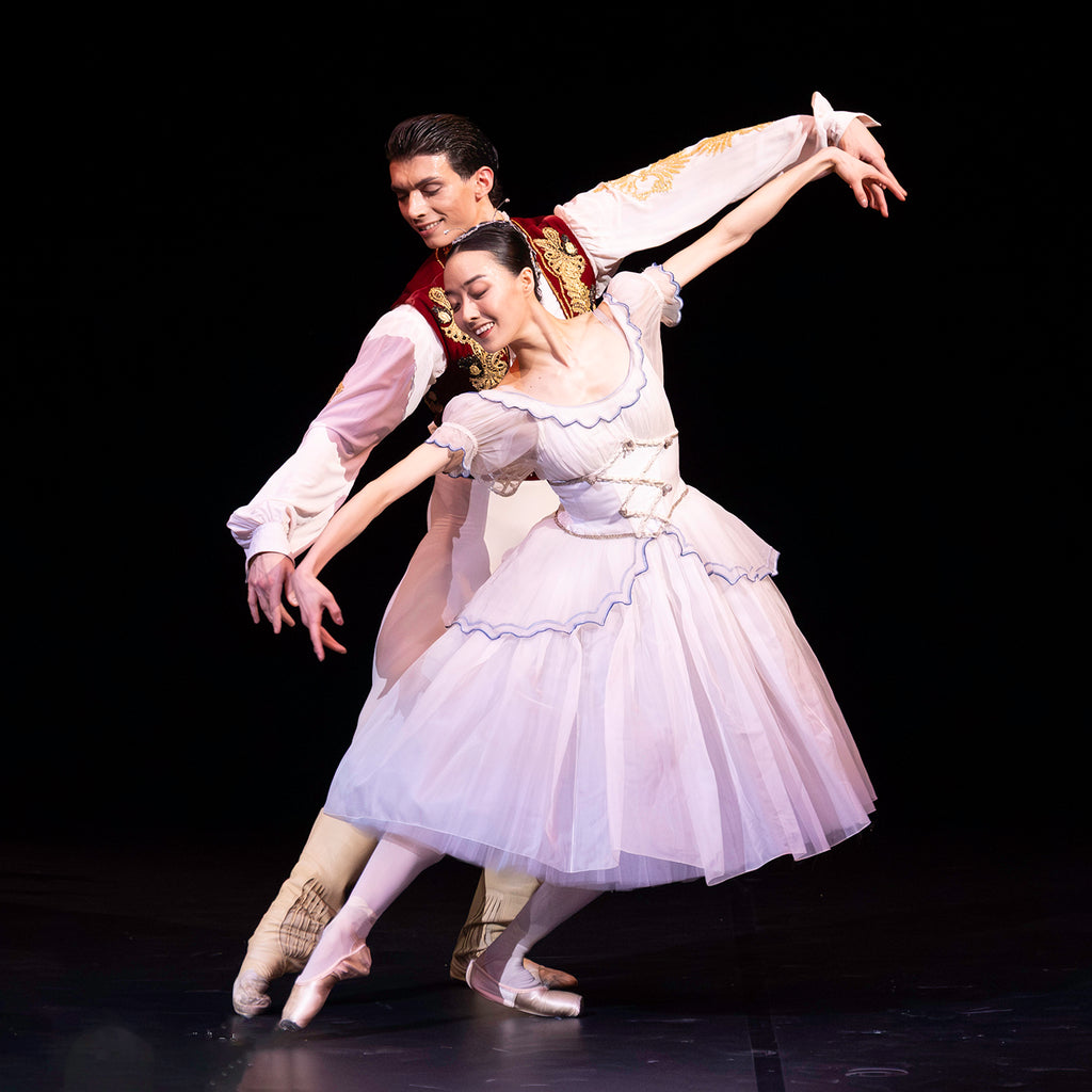 Lorenzo Lelli and Hohyun Kang in “Papillon” by Marie Taglioni. Photograph by Francette Levieux