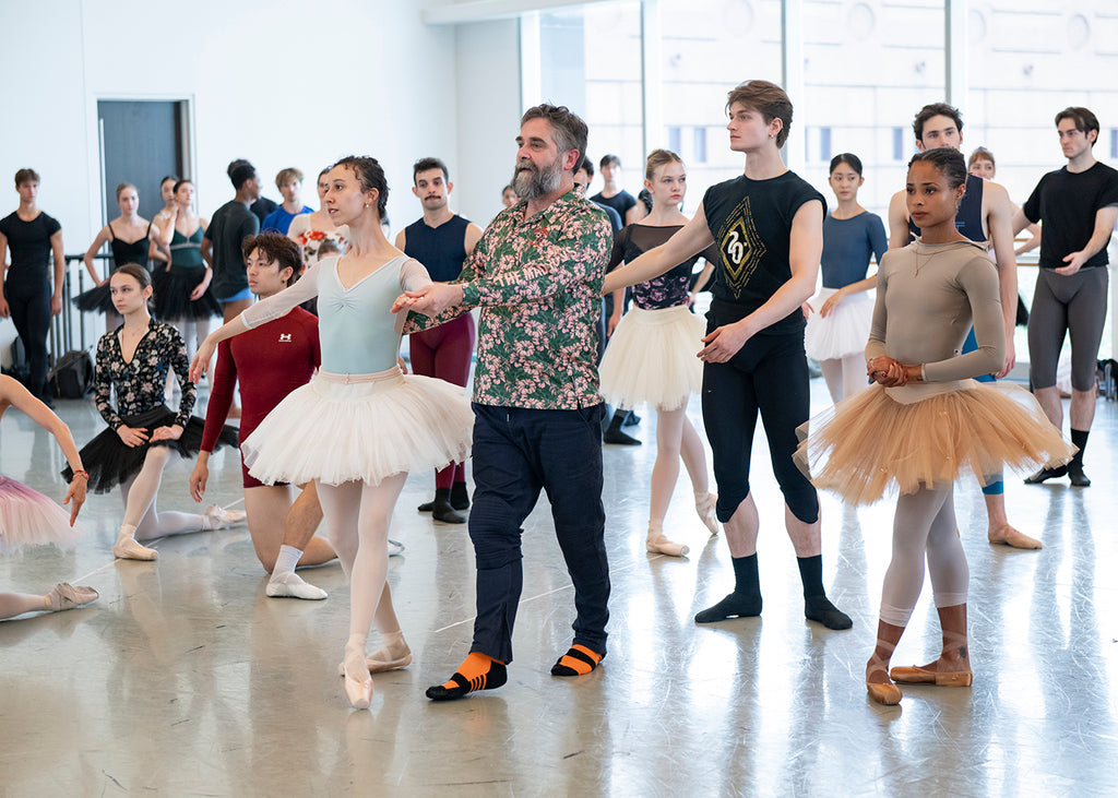 Houston Ballet artistic director and choreographer Stanton Welch AM with artists of Houston Ballet rehearsing “Vi et Animo.” Photograph by Alana Campbell, courtesy of Houston Ballet