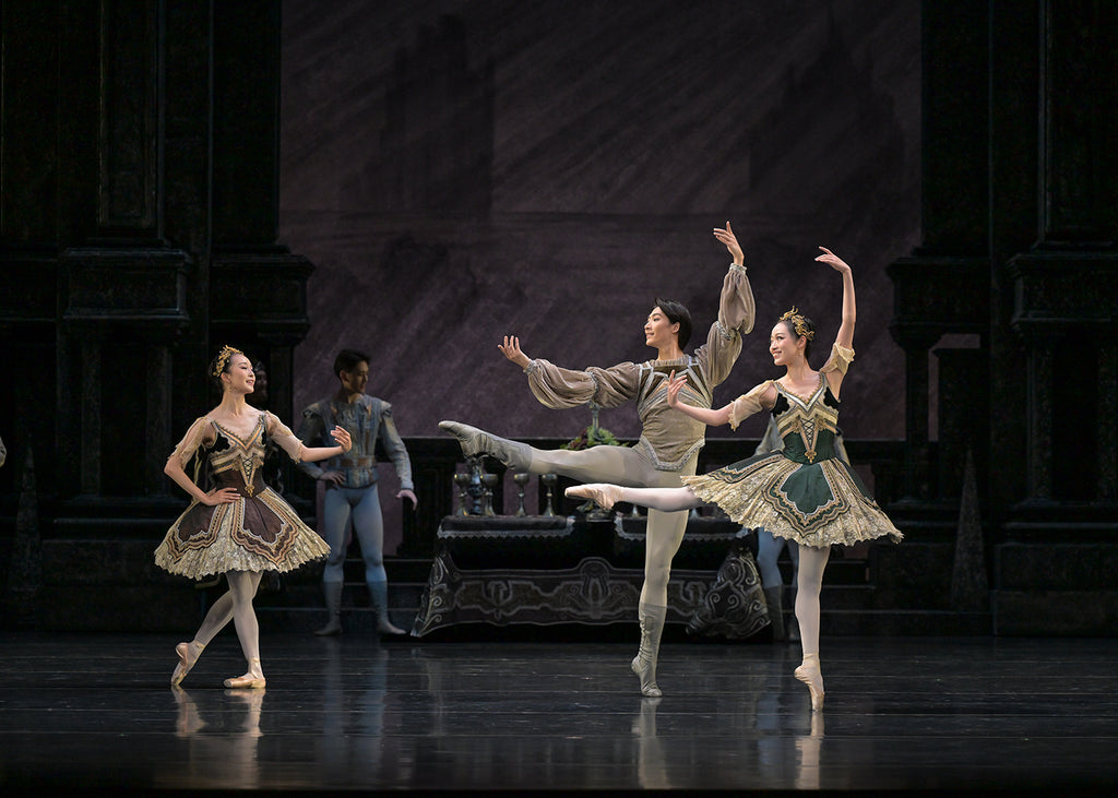 Suzu Yamamoto and Yuzuki Hanagata with Mizuki Nakajima in “Swan Lake” by Peter Wright. Photograph by Takashi Shikama, courtesy of the National Ballet of Japan